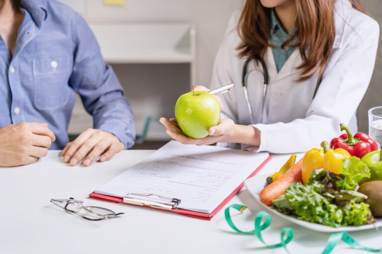 Nutritionist giving dietary advice