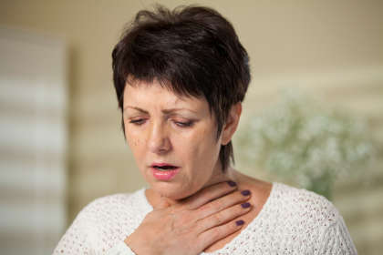 Woman with difficulty breathing due to anaphylaxis