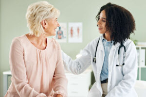 Médico consultando a una paciente sobre Soliris