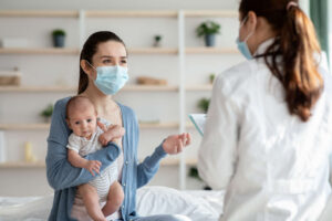 Bác sĩ khám cho một trẻ sơ sinh mắc hội chứng suy giảm miễn dịch kết hợp nghiêm trọng.