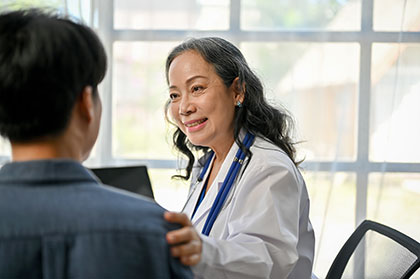 Doctor consulting with patient about switching from IVIG to SCIG