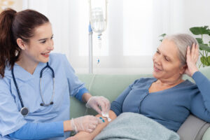 Y tá đang chuẩn bị truyền IVIG cho bệnh nhân bị hội chứng sốc nhiễm độc.