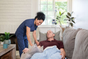 Y tá hỗ trợ bệnh nhân đang được truyền IVIG tại nhà.